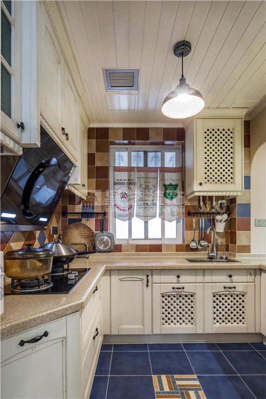 鳳嶺山語(yǔ)城89平美式地中海廚房裝修實(shí)景圖