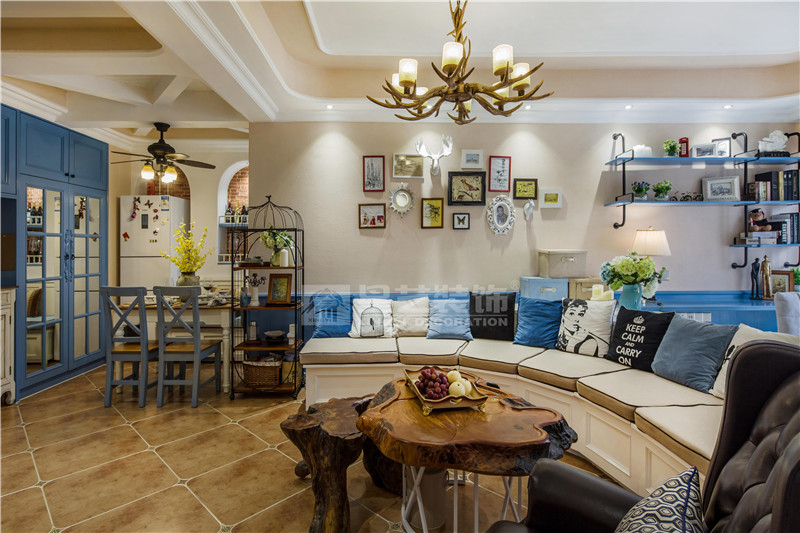 鳳嶺山語(yǔ)城89平美式地中?？蛷d裝修實(shí)景圖