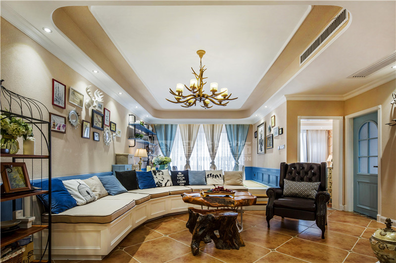 鳳嶺山語(yǔ)城89平美式地中?？蛷d裝修實(shí)景圖