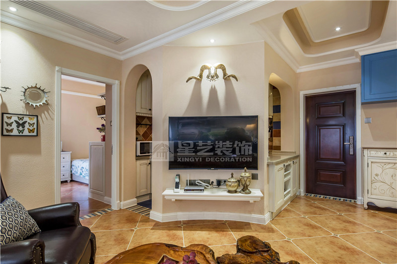 鳳嶺山語(yǔ)城89平美式地中?？蛷d裝修實(shí)景圖