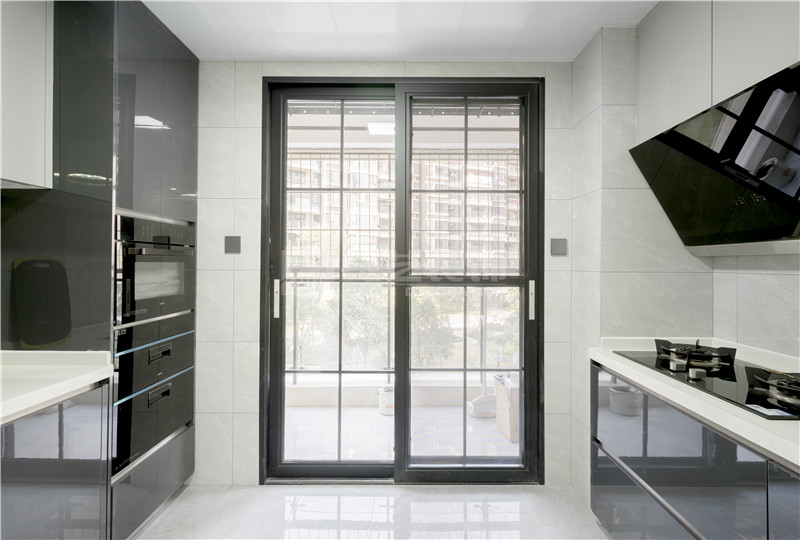 翡翠時光130平廚房裝修實景圖