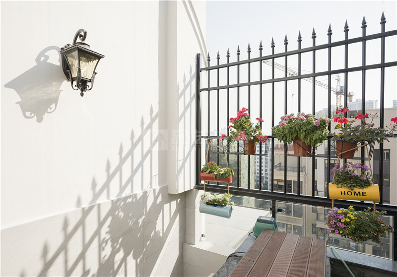 翡翠時(shí)光240平復(fù)式陽臺裝修實(shí)景圖