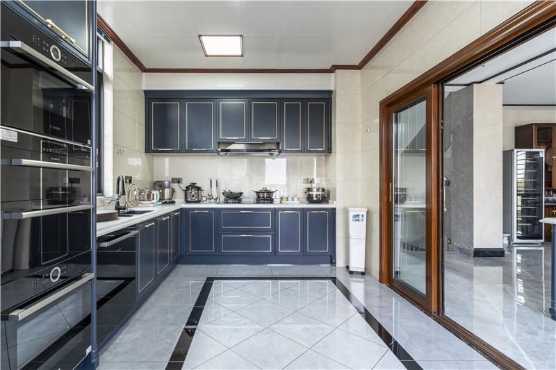 碧麗山莊450平別墅廚房裝修實(shí)景圖