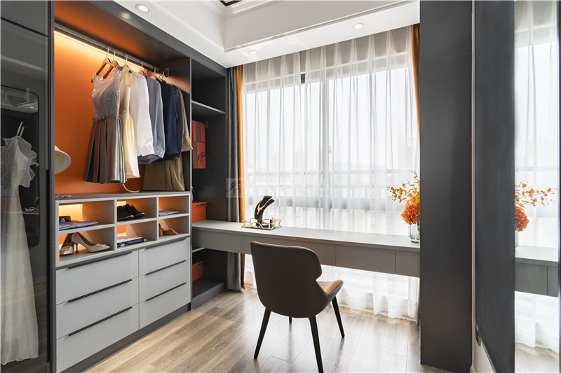 來賓樣板房 126平衣帽間裝修實景圖
