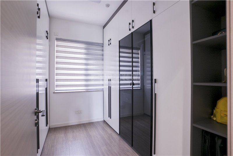 湖畔書院140平衣帽間裝修實(shí)景圖