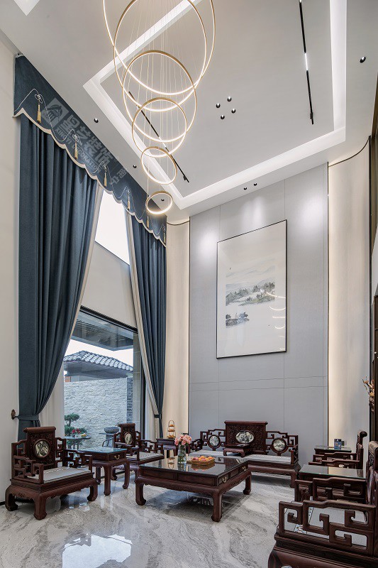 保利冠江墅750平新中式風格別墅客廳裝修實景