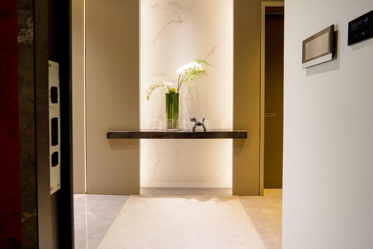 唐樾青山240平現(xiàn)代風格玄關(guān)裝修實景