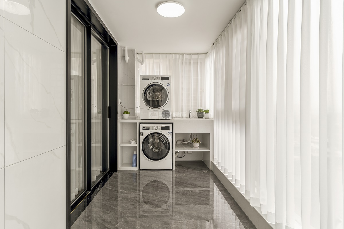 唐樾青山143平現(xiàn)代簡(jiǎn)約陽臺(tái)裝修實(shí)景