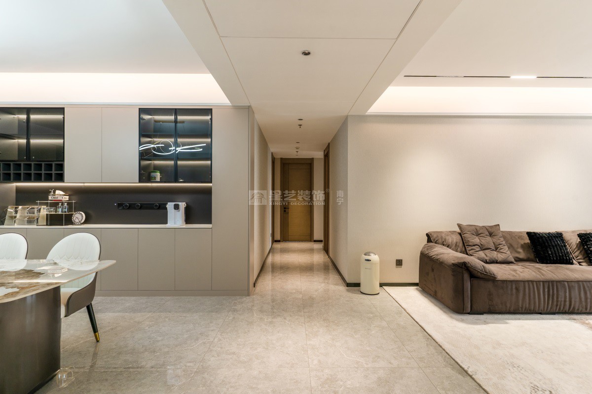 萬科云望223平現(xiàn)代極簡客廳實景裝修