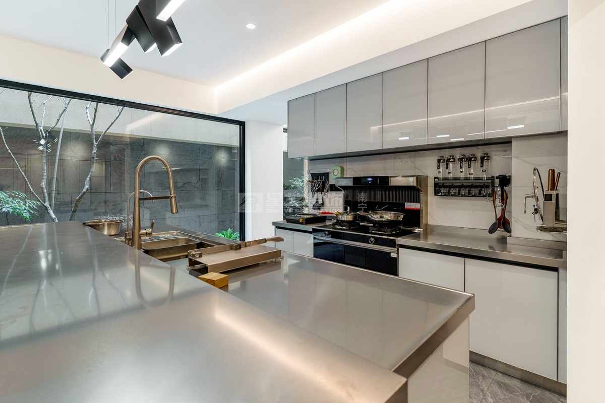 保利山漸青800平現(xiàn)代輕奢廚房裝修實景