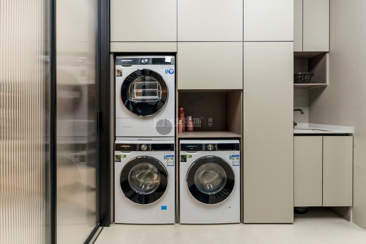 美泉1612 230平現(xiàn)代風(fēng)格陽臺裝修實景