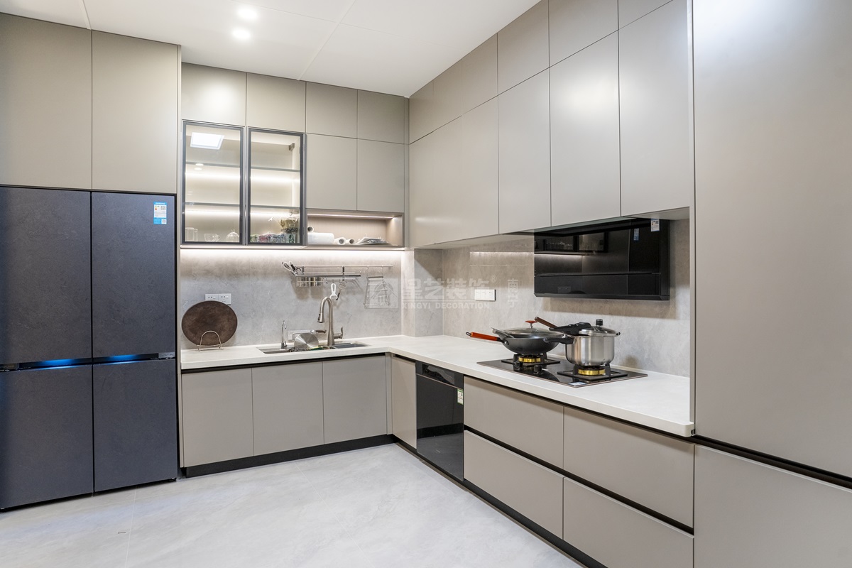 美泉1612 230平現(xiàn)代輕奢廚房裝修實景