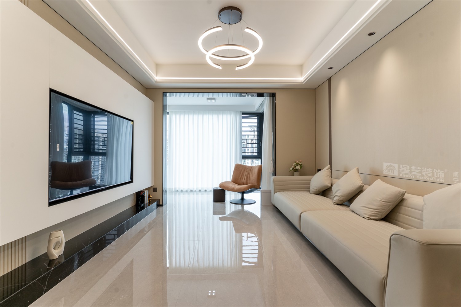 華潤西園悅府118平現(xiàn)代簡約客廳裝修完工實景圖