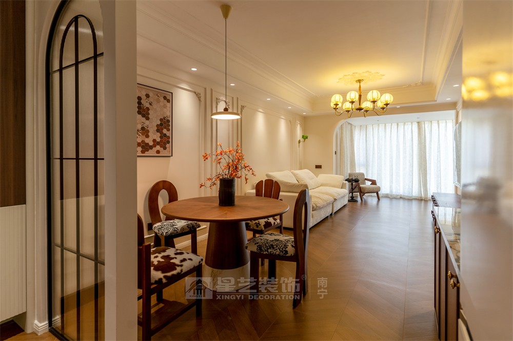 星海銀沙100平中古風客廳裝修實景