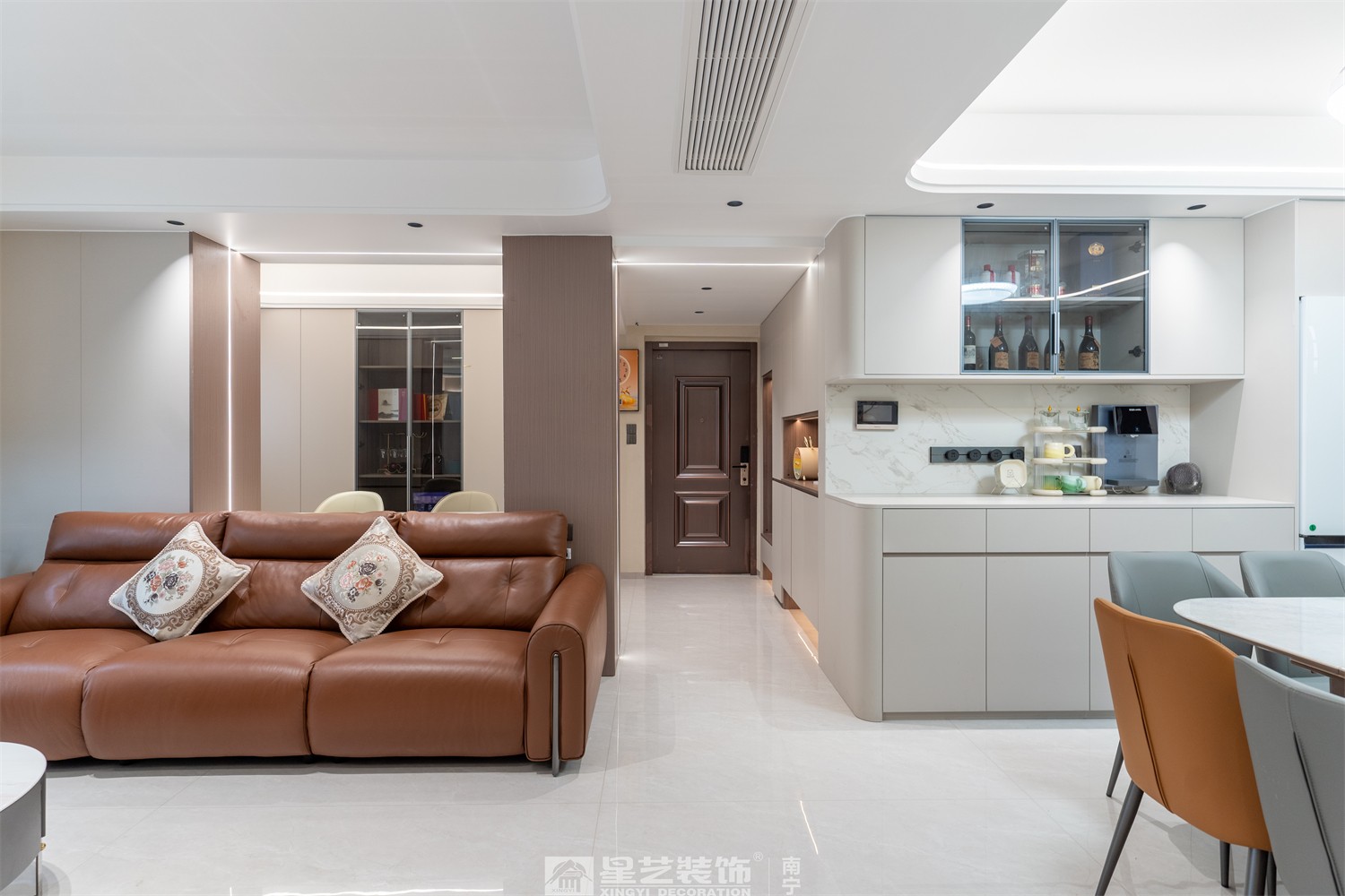 嘉逸城120平現(xiàn)代風格客廳裝修完工實景圖