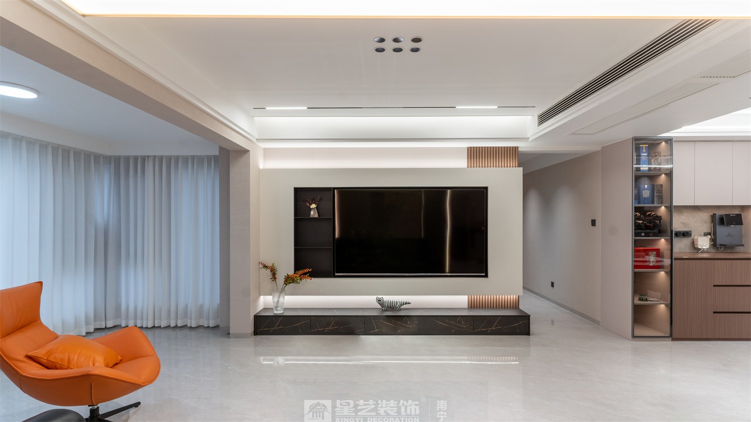 嘉逸城147平現(xiàn)代風(fēng)格客廳裝修完工實景圖