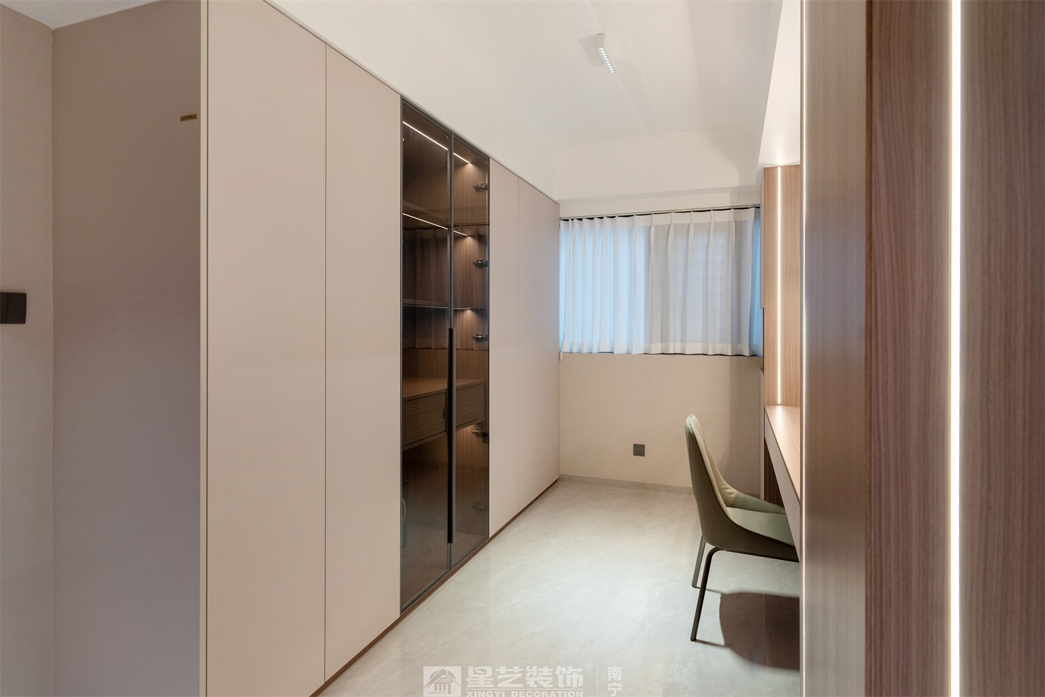 嘉逸城147平現(xiàn)代風(fēng)格衣帽間裝修完工實景圖