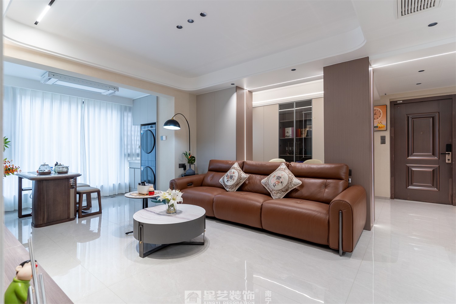 嘉逸城120平現(xiàn)代風格客廳裝修完工實景圖