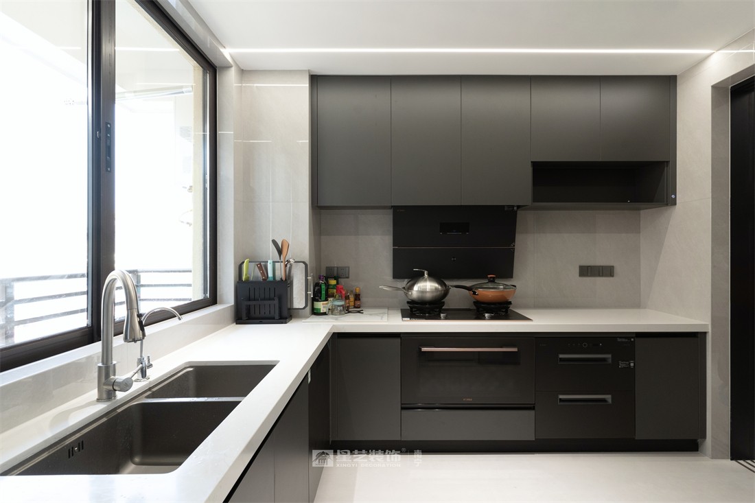 大唐臻觀196平現(xiàn)代簡(jiǎn)約廚房裝修完工實(shí)景