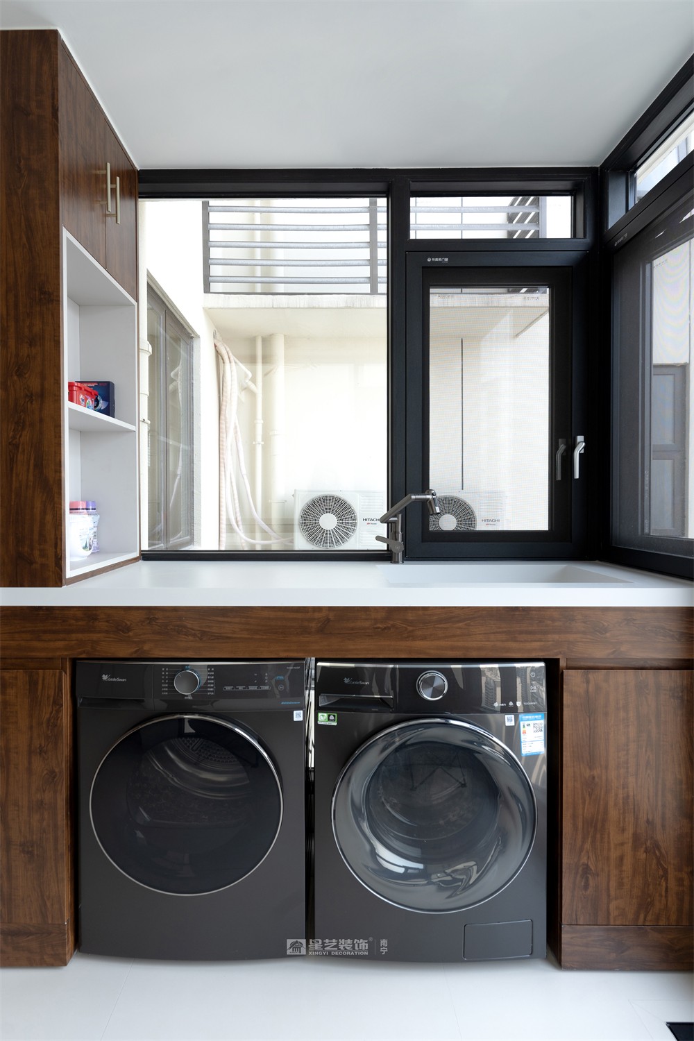 上水灣200平現(xiàn)代原木風(fēng)陽臺裝修完工實(shí)景圖