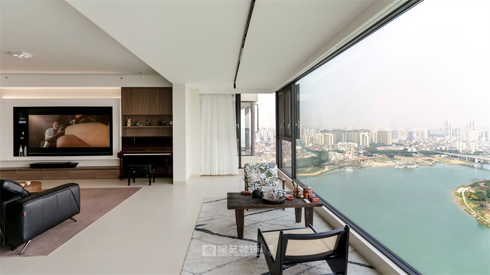 上水灣200平現(xiàn)代原木風(fēng)陽臺裝修完工實(shí)景圖