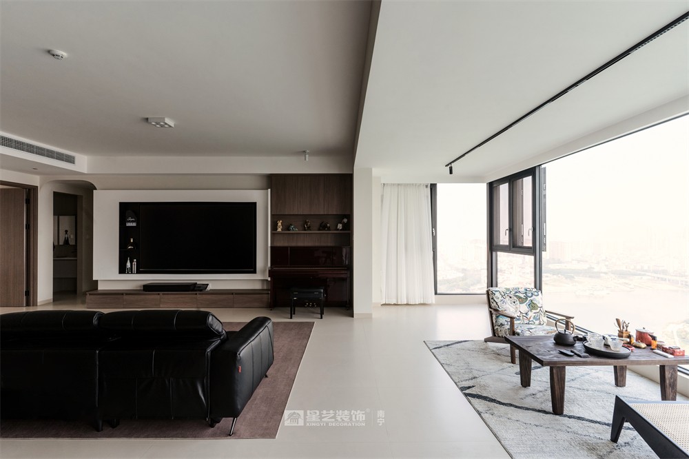 上水灣200平現(xiàn)代原木風(fēng)陽臺裝修完工實(shí)景圖