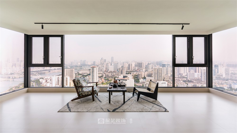 上水灣200平現(xiàn)代原木風(fēng)陽臺裝修完工實(shí)景圖