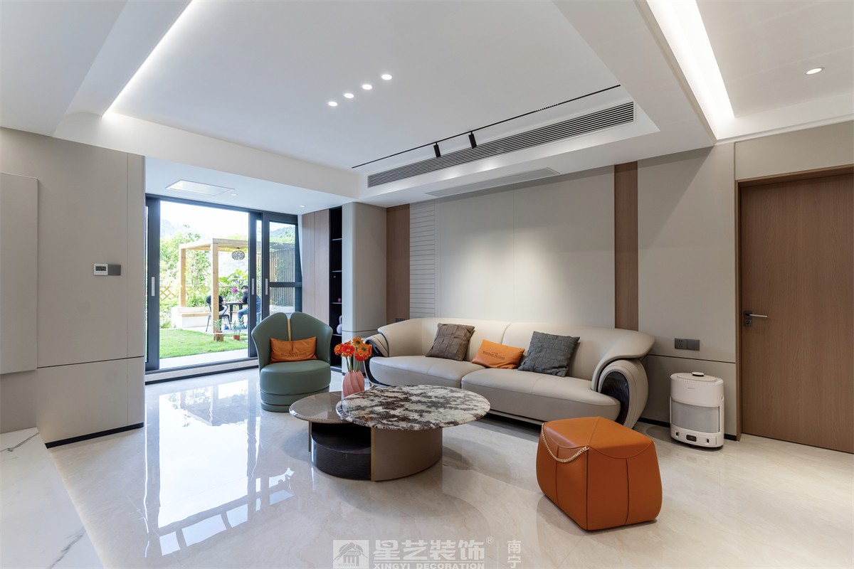 德澤苑220平現(xiàn)代簡(jiǎn)約客廳裝修完工實(shí)景圖