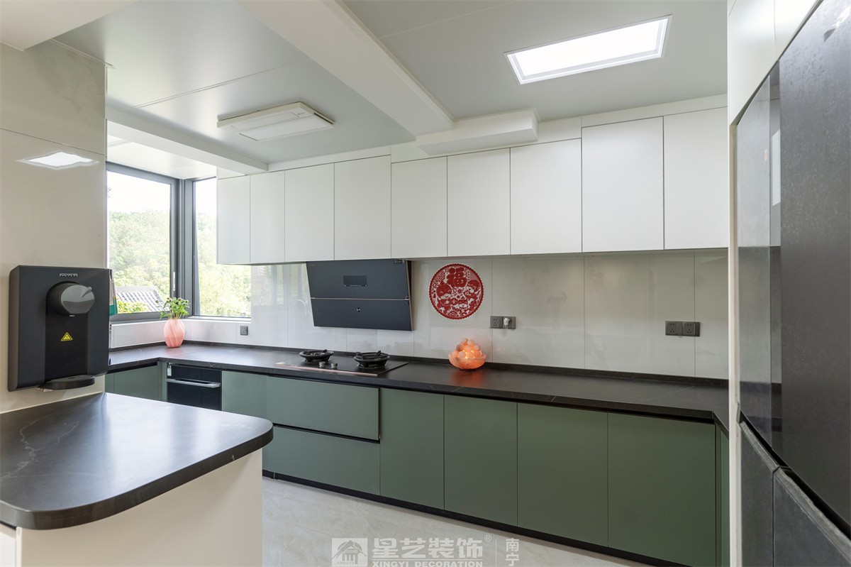 德澤苑220平現(xiàn)代簡(jiǎn)約廚房裝修完工實(shí)景圖