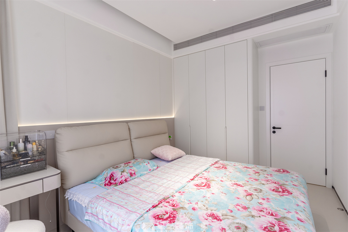 冠江墅169平現(xiàn)代極簡(jiǎn)臥室完工裝修實(shí)景圖