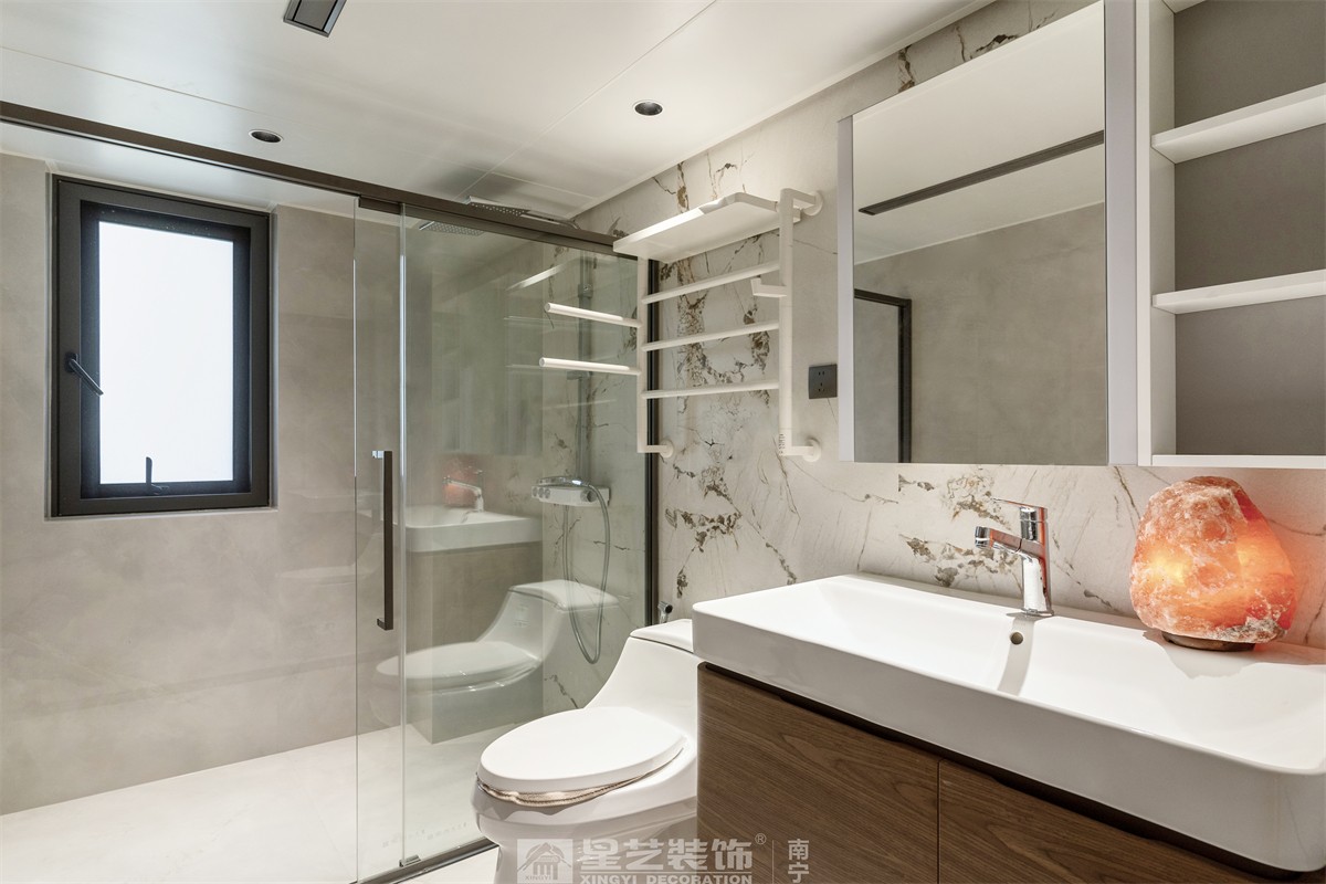 德澤苑220平現(xiàn)代簡(jiǎn)約衛(wèi)生間裝修完工實(shí)景圖