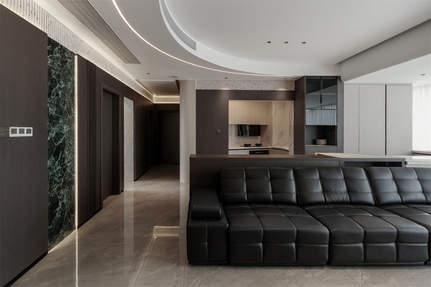 華發(fā)國賓壹號140平現(xiàn)代輕奢客廳裝修完工實景圖