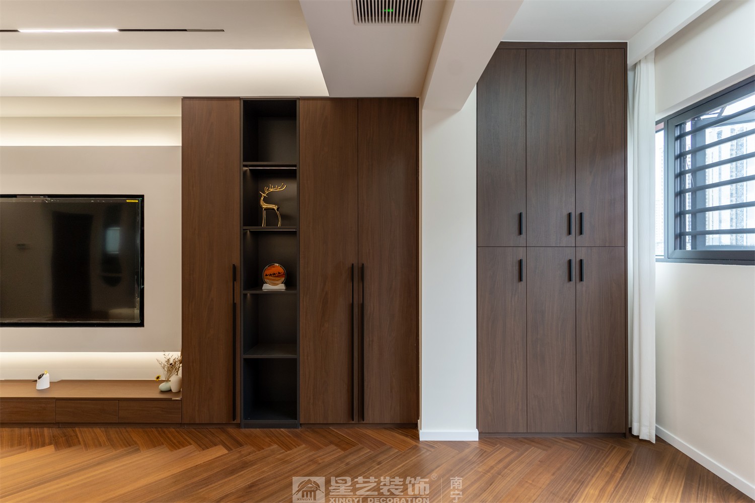 二中新民小區(qū)意式輕奢陽臺裝修完工實(shí)景圖