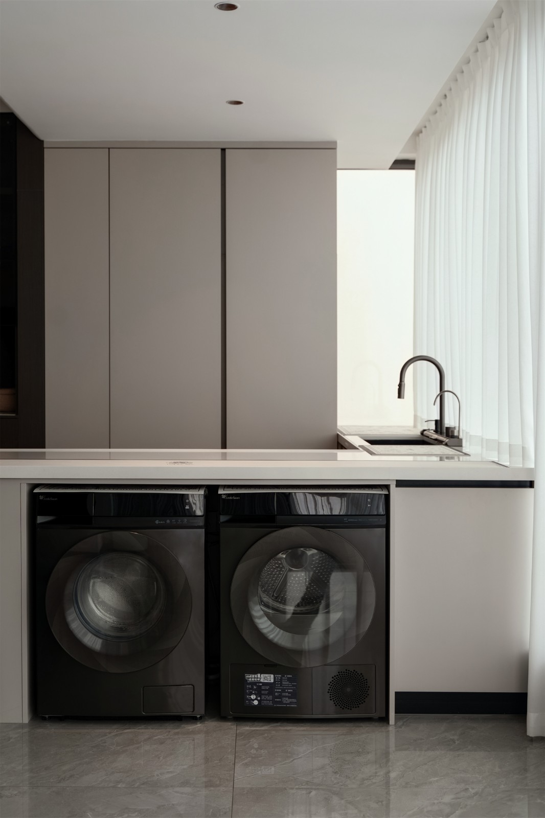 華發(fā)國賓壹號140平現(xiàn)代輕奢陽臺裝修完工實景圖