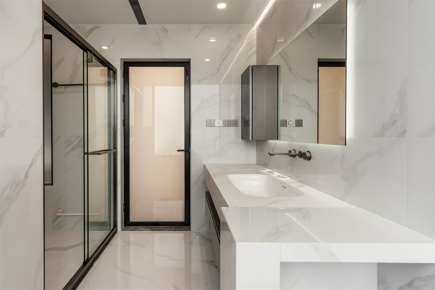 華發(fā)國賓壹號140平現(xiàn)代輕奢衛(wèi)生間裝修完工實景圖