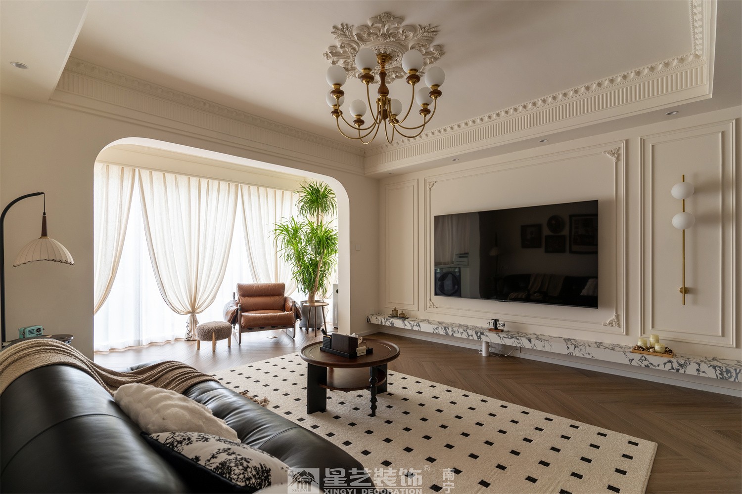 湖畔書(shū)院150平法式中古風(fēng)客廳裝修完工實(shí)景圖