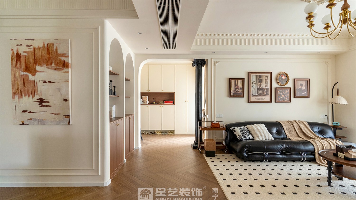 湖畔書(shū)院150平法式中古風(fēng)客廳裝修完工實(shí)景圖