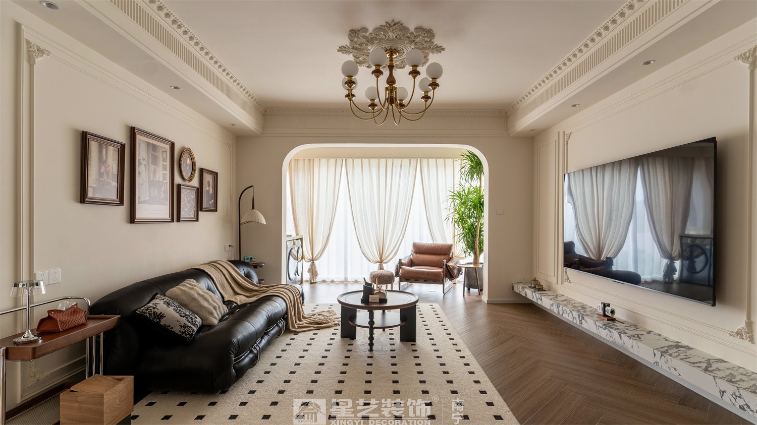 湖畔書(shū)院150平法式中古風(fēng)客廳裝修完工實(shí)景圖