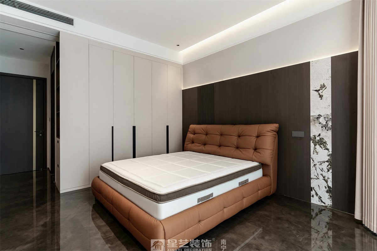 保利君悅灣200平輕奢臥室裝修完工實(shí)景圖