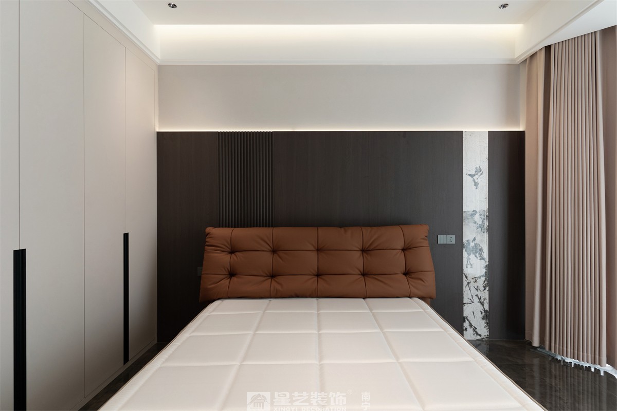 保利君悅灣200平輕奢臥室裝修完工實(shí)景圖