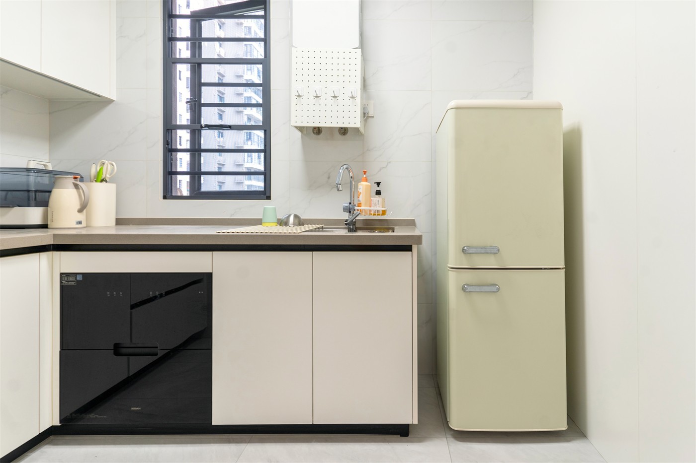 保利領(lǐng)秀廣場75平奶油風(fēng)廚房裝修實(shí)景圖