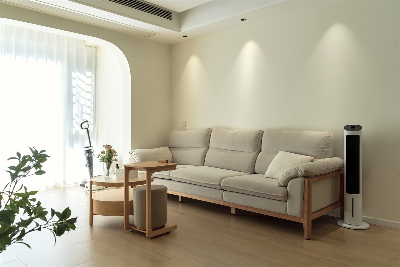 保利領(lǐng)秀廣場75平奶油風(fēng)客廳裝修實(shí)景圖