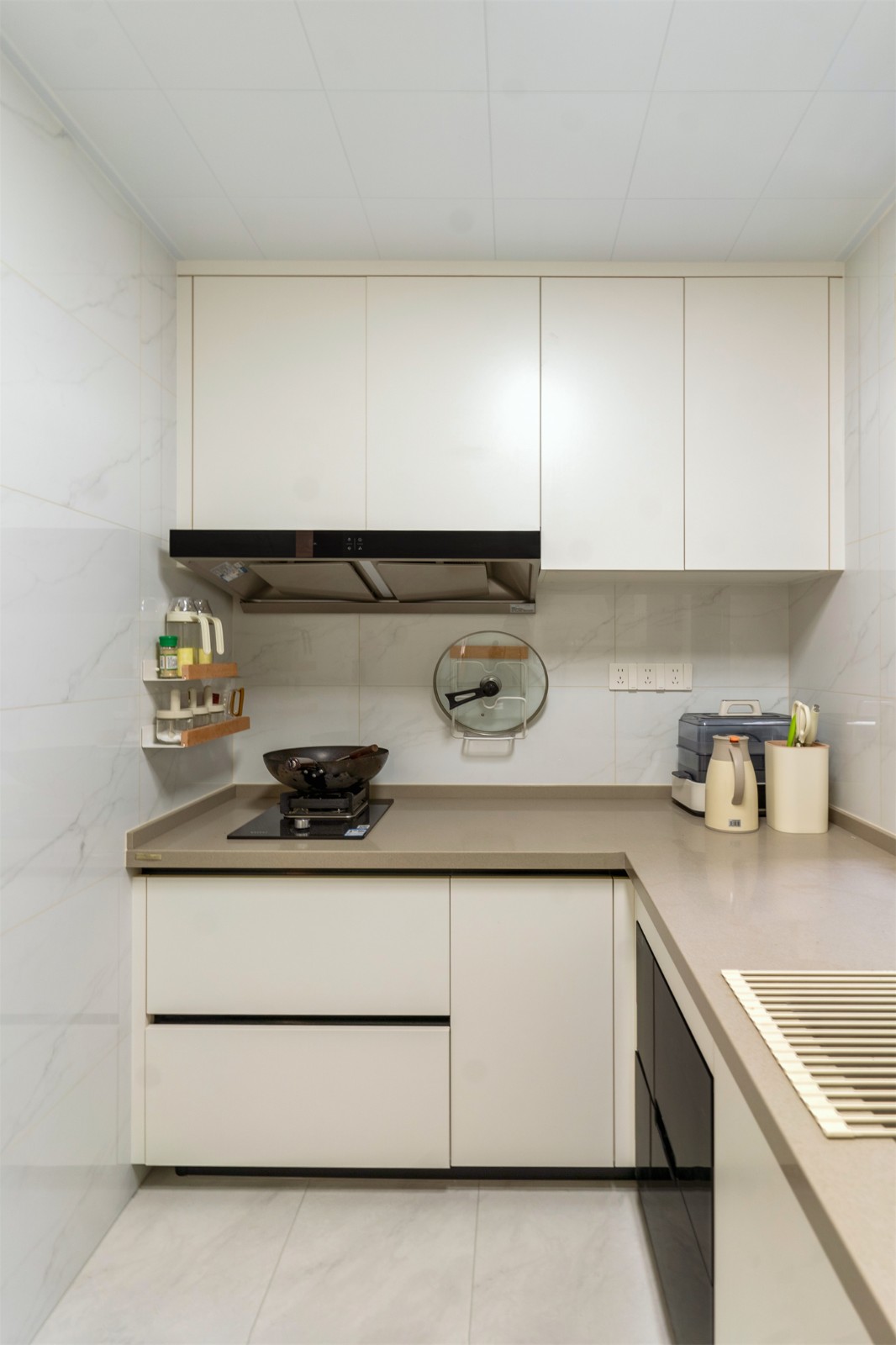 保利領(lǐng)秀廣場75平奶油風(fēng)廚房裝修實(shí)景圖