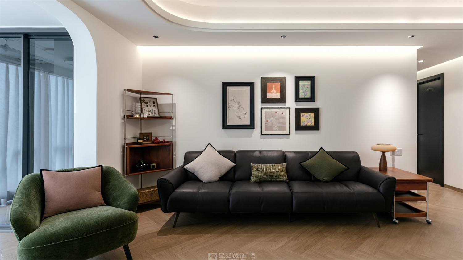 華潤中山府113平法式中古客廳裝修完工實(shí)景圖