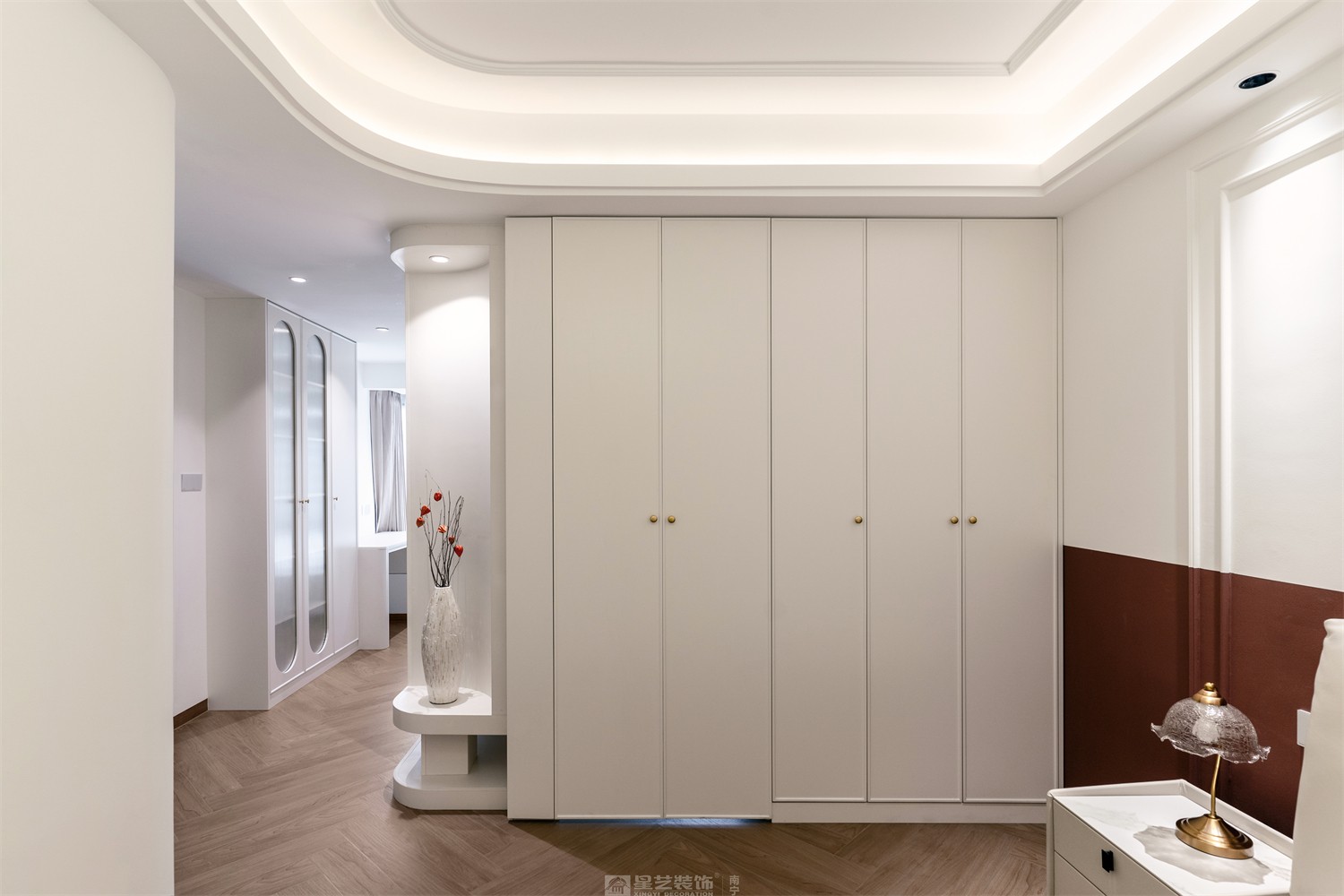 華潤中山府113平法式中古衣帽間裝修完工實(shí)景圖