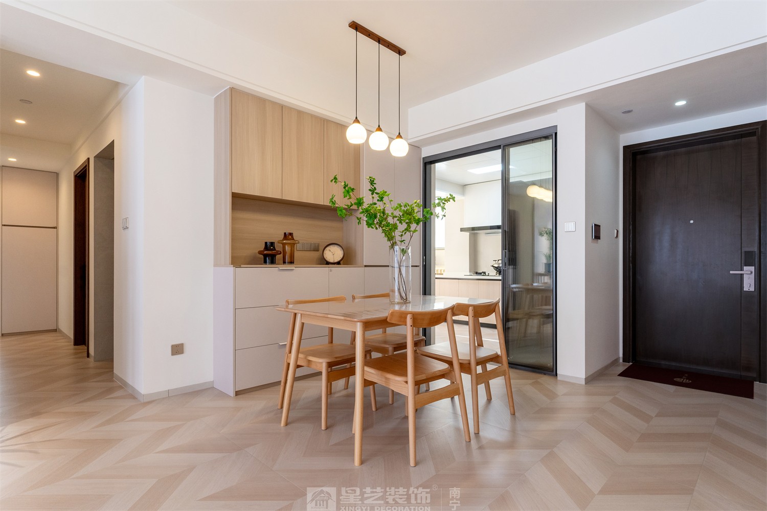 華潤西園悅府86平原木風(fēng)餐廳裝修完工實(shí)景圖