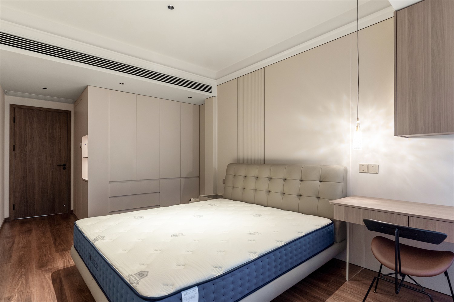 龍光玖瓏湖271平現(xiàn)代風(fēng)格臥室裝修實(shí)景圖