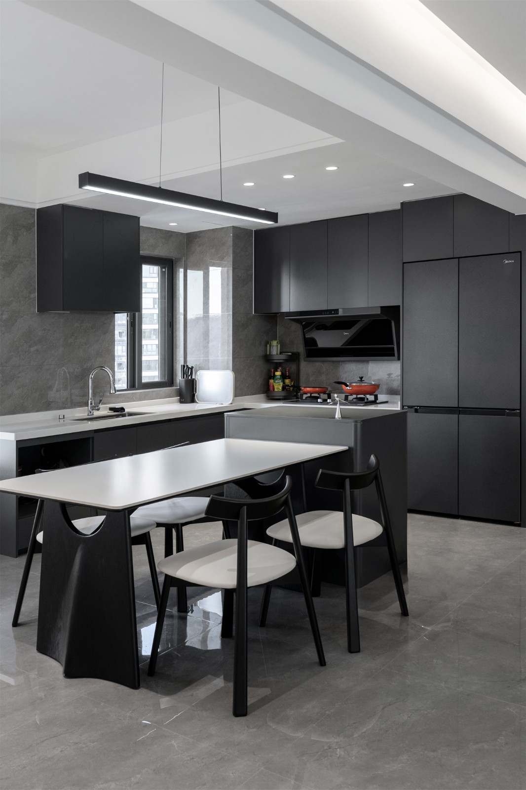 錦云湖光118平現(xiàn)代簡約餐廳裝修實(shí)景圖